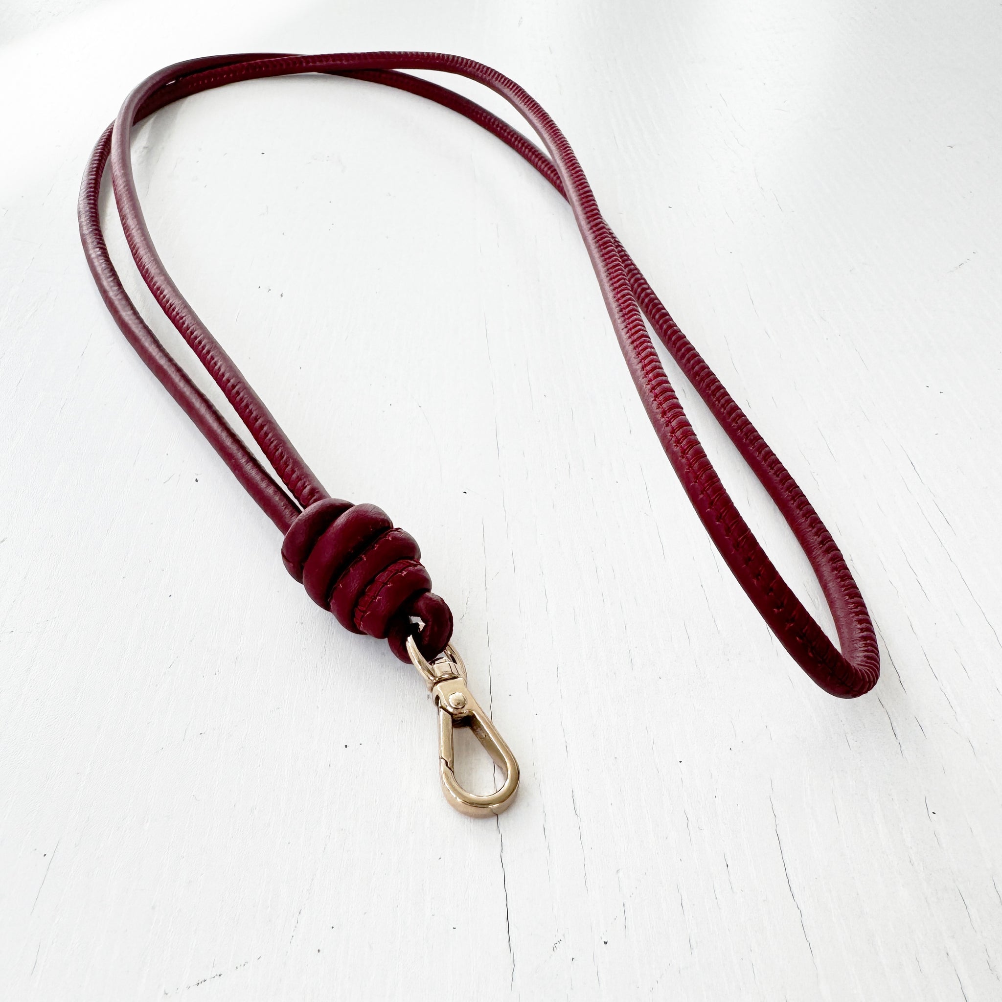 Colgador móvil de piel burgundy